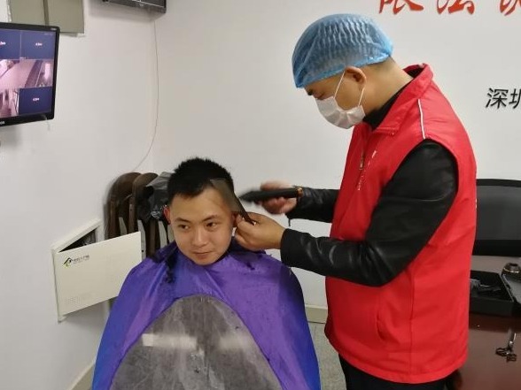 社区网格员变身“理发师”