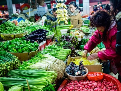 武汉已组织14个露天马路市场营业：较开阔不用排队