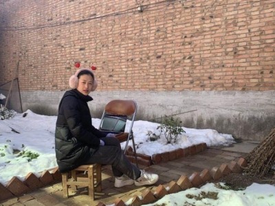 （重稿）深圳教师滞留河南老家，“蹭网络”在雪地里为学生开直播课