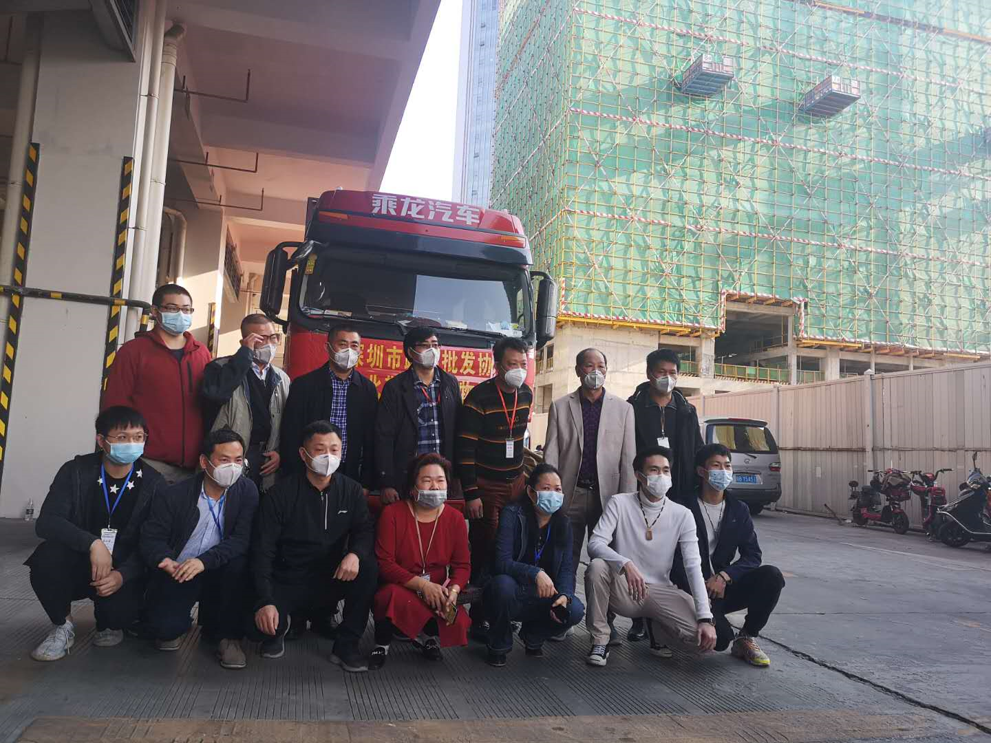 深圳市蔬菜批发协会向荆州捐37吨民生物资