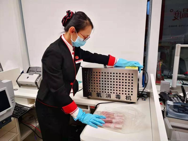 现金“隔离”、紫外线消毒…… 为让市民用上“放心钱”，银行这么做