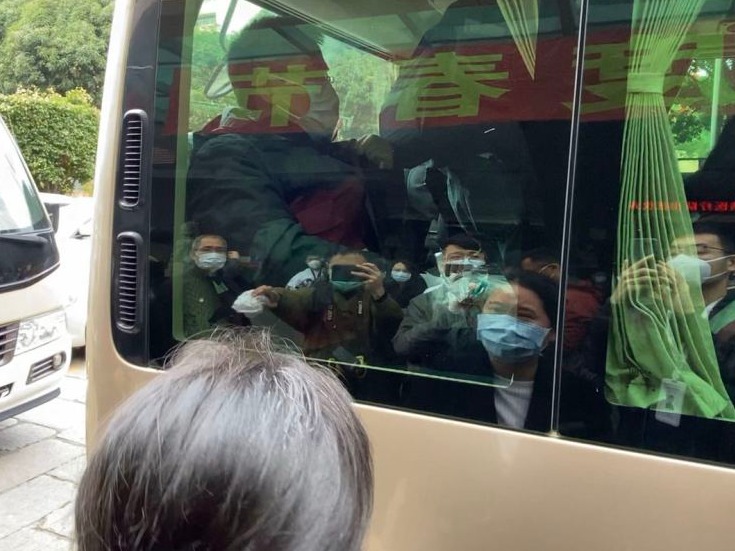抗疫记者手记 | 为深圳援鄂十三勇士送行