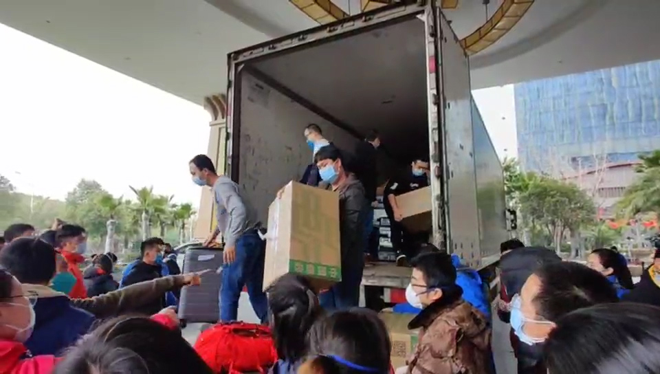 读特记者直击武汉战疫 | 广东医疗队的物资到达武汉