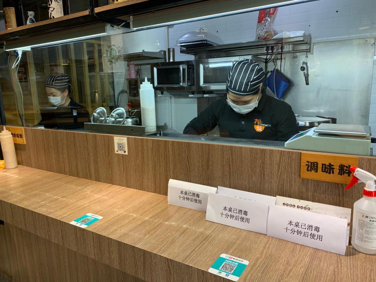 餐饮业恢复营业之老牌食街：从业者筑牢“舌尖上”的防疫战线