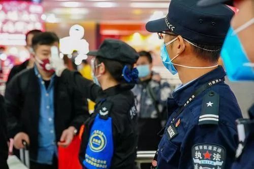 疫情防控期间暴力殴打防疫工作者，这一行为该怎么判？