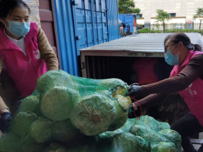 深圳妇儿基金会携手华润万家为抗疫一线工作者捐赠蔬菜 