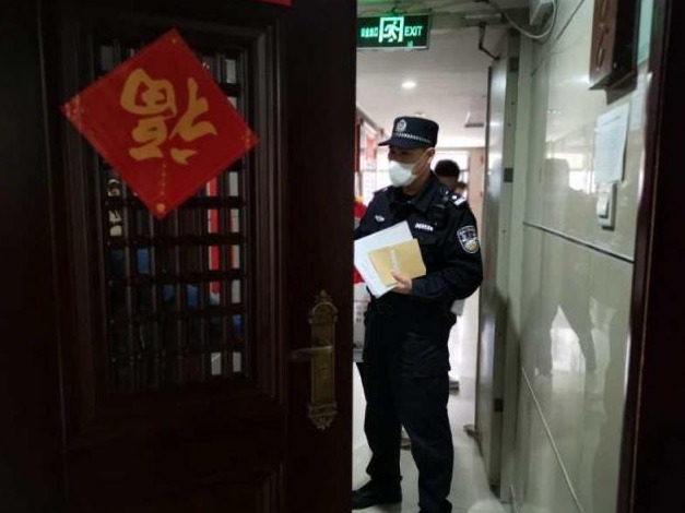 三口之家隔离期间私自外出，龙岗警方快速反应妥善处置！