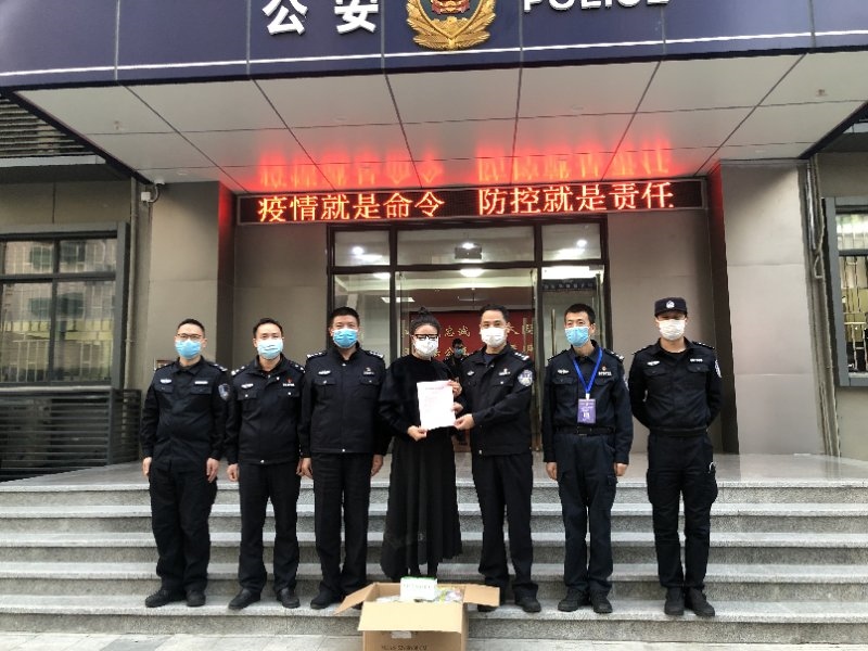 警方帮她追回被盗钱财，她心怀感激送口罩致谢