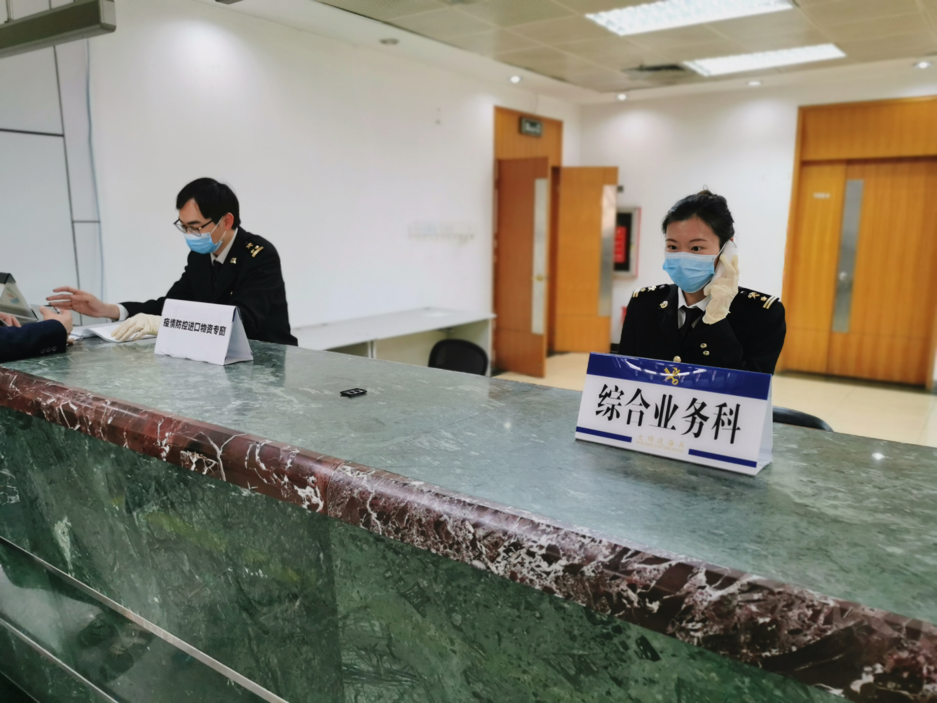 文锦渡海关快速验放一批捐赠口罩近3万个