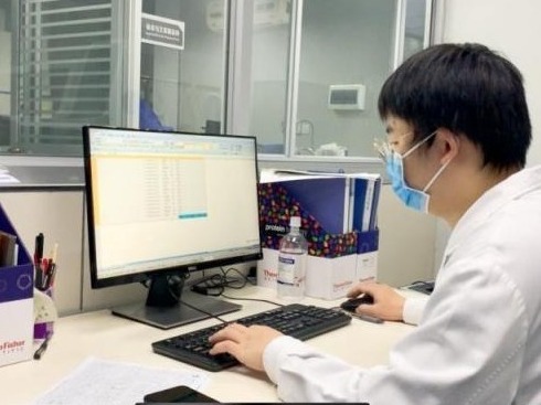 95后小伙子与病毒“搏斗”，挑起实验室的大梁