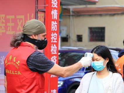 龙华街道玉翠社区这位外籍志愿者格外耀眼 