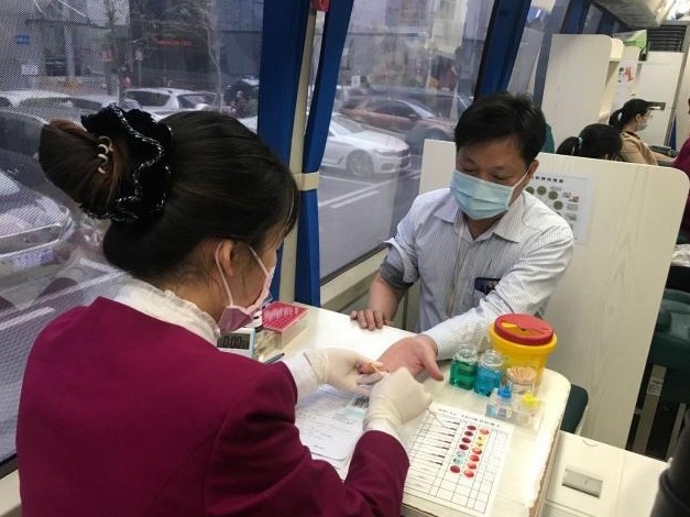 缓解用血紧张，罗湖医院员工踊跃献血