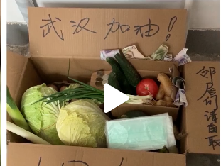 为方便邻居，阿姨楼道共享蔬菜