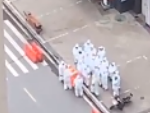 武汉社区人员身着防护服摆拍？官方回应