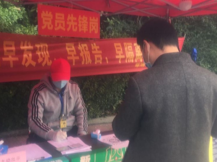 罗湖城管抗疫日记：大妈满意地过卡进村，边走边说......
