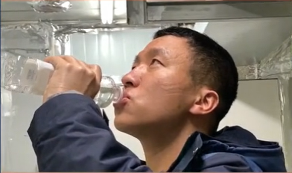 战疫雷神山 | 凌晨2点，这些小哥哥喝水的样子让我心疼