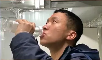战疫雷神山 | 凌晨2点，这些小哥哥喝水的样子让我心疼