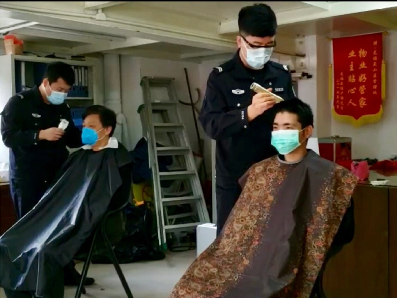 深圳机场边检站党员干部积极投身社区一线开展疫情防控志愿服务