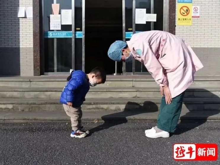 “谢谢护士妈妈！”今天，绍兴这个最萌鞠躬礼，让网友翻出了一张百年老照片