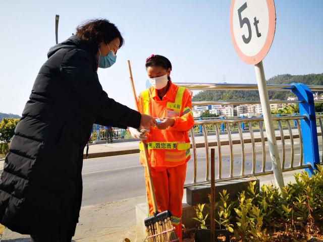罗湖东湖街道妇联发倡议 战疫一线“铿锵玫瑰”特别美