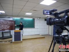 多地为高三学生搭建“空中课堂” 一线教师化身带课主播