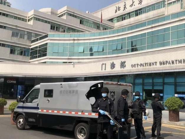 （重）“押运保镖”变身病毒消杀员：确保每一张现金都安全到达市民手中