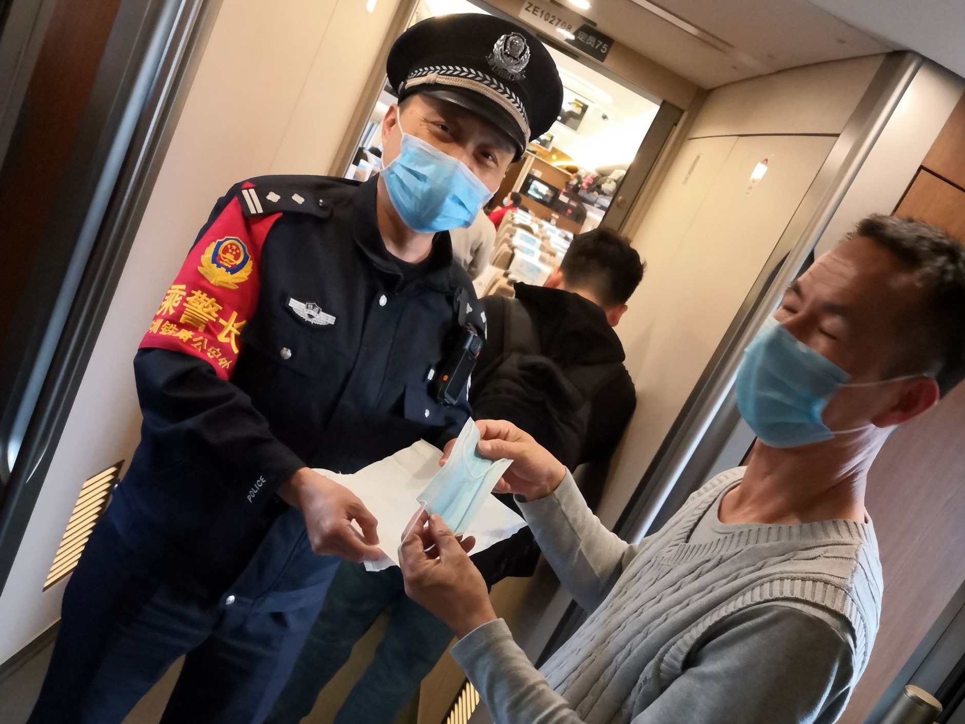 暖心！旅客口罩沾湿，乘警把仅有的一个备用口罩让出