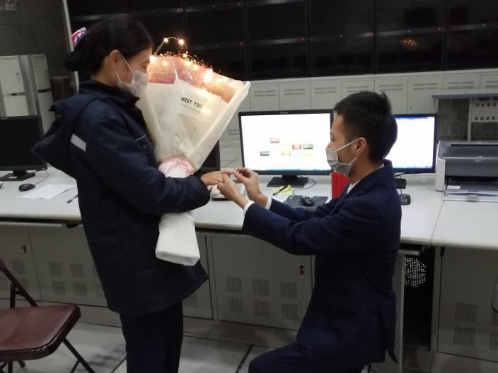 元宵节的第一分钟，战疫一线的他又向她求婚了 他们已两次推迟婚礼