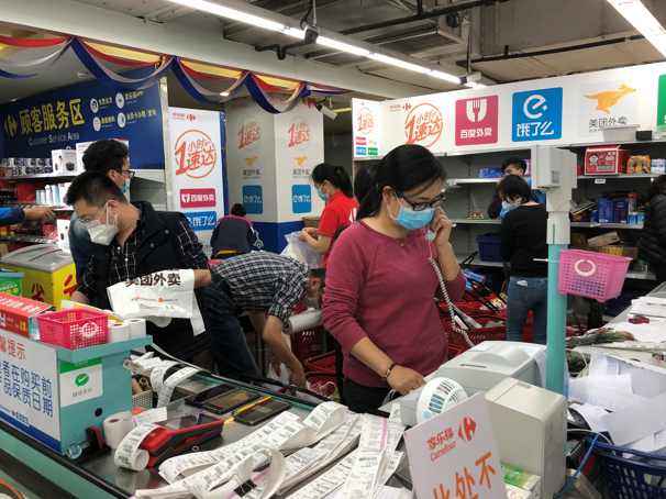超市主管王立华：每天工作12小时拣货上千件