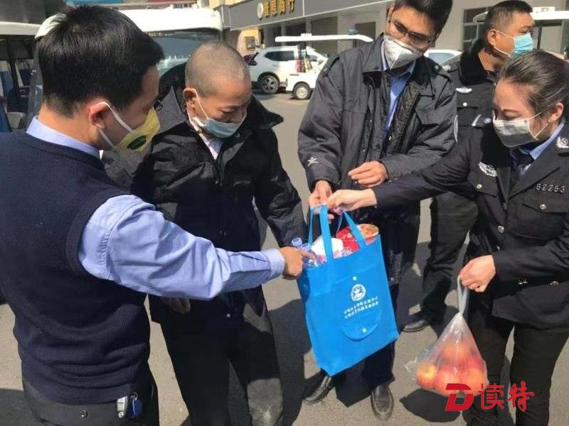 五旬大叔露宿街头 公明网格员助其返乡