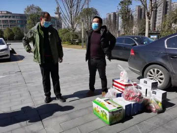 读特记者直击荆州战疫·第四日｜水果、牛奶......监利爱心人士给医疗队送来了生活物资