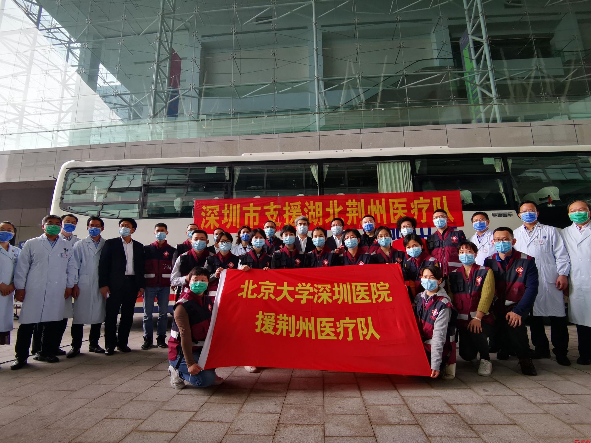 出征荆州！深圳再派医护人员支援湖北，17人均来自北大深圳医院