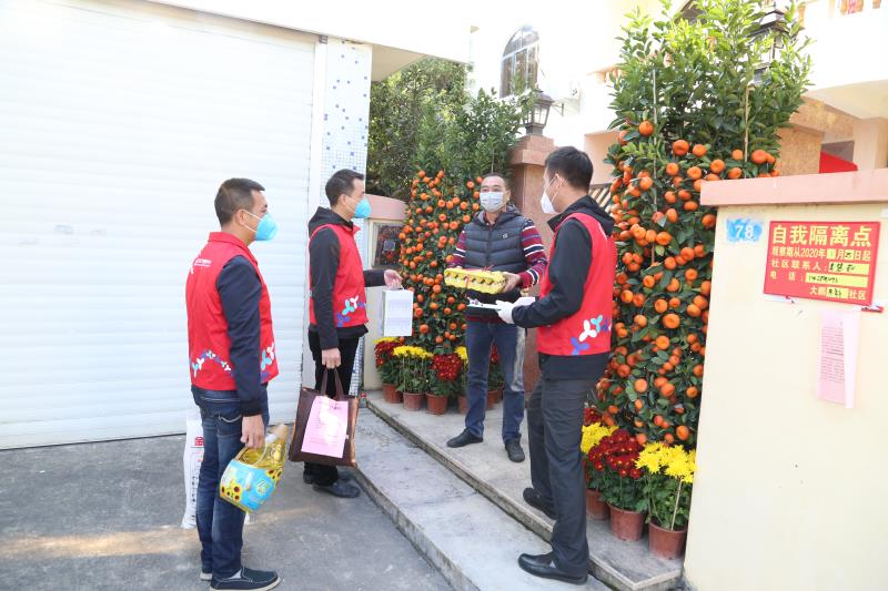 隔离不隔爱 社区干部化身“小哥” 生活物品送货上门