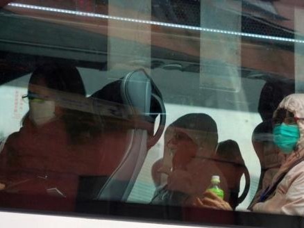 钻石公主号上首批106位香港居民回港，接受14天强制检疫