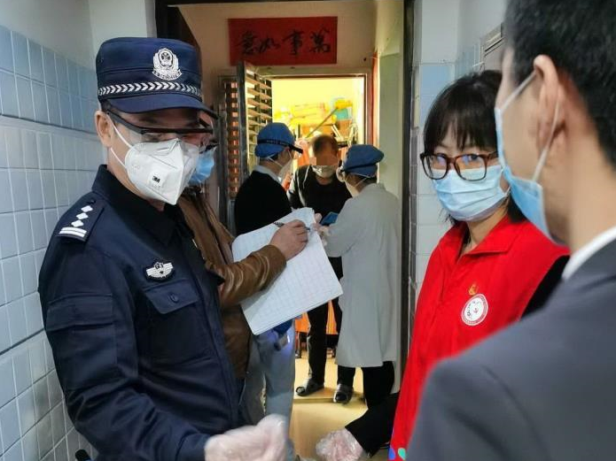 战疫先锋晏红卫：购买蔬菜送到老人家门口，再顺手带走生活垃圾