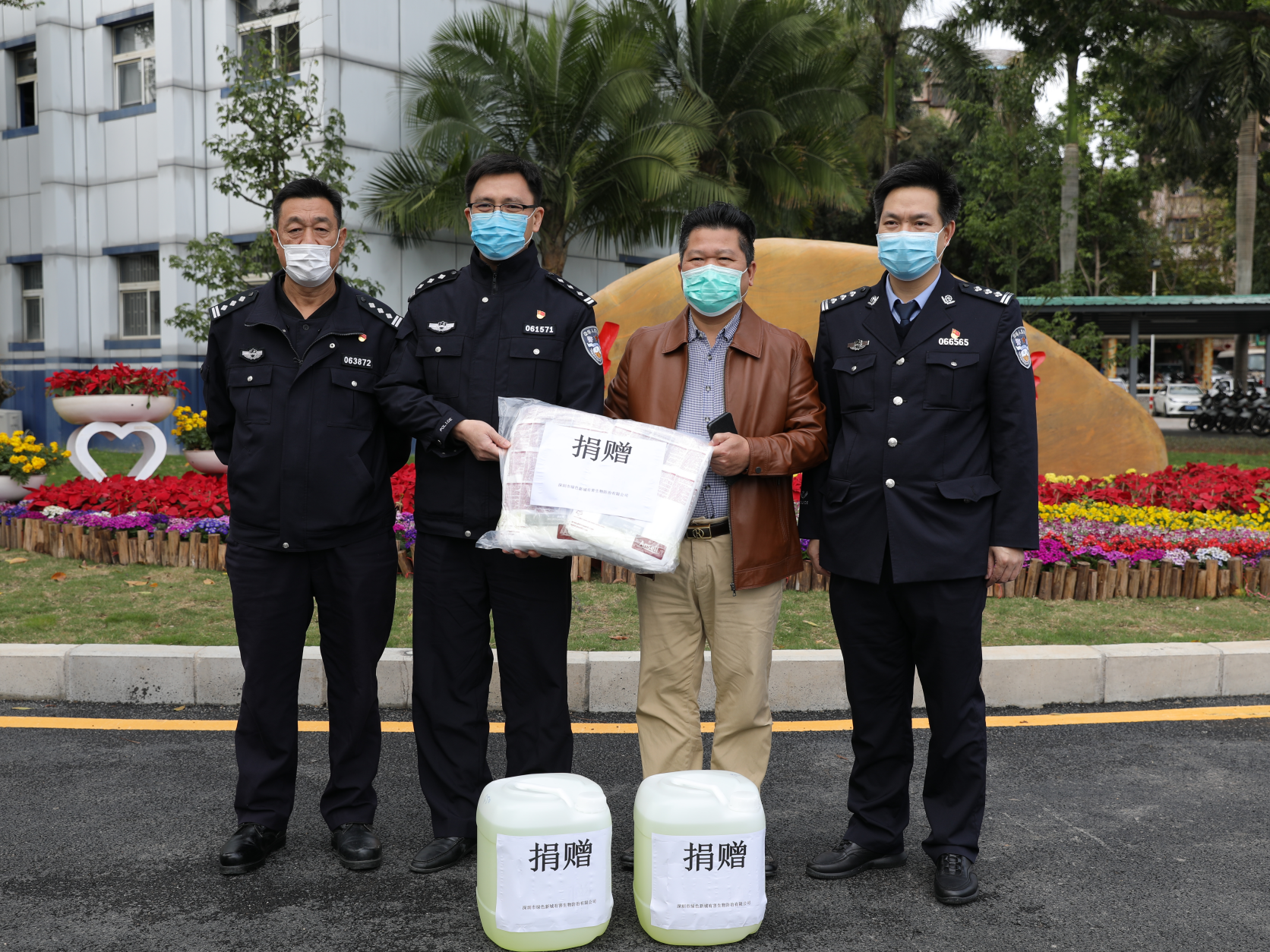 口罩、护目镜、酒精、手套……  光明警方再次收到市民捐赠物资
