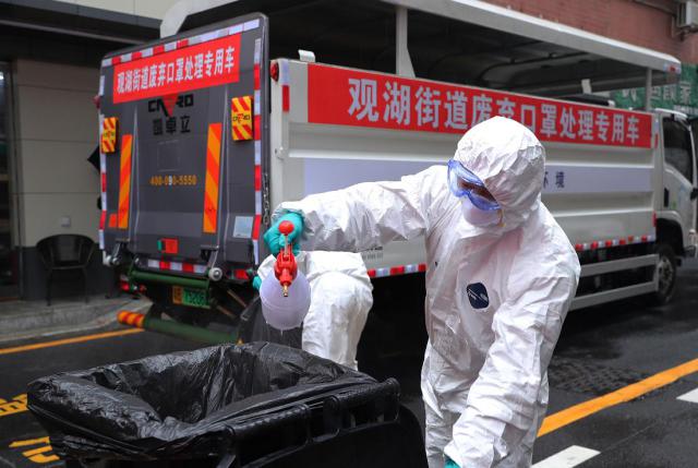 口罩怎么扔，城管有提示，深圳已设1.2万专用垃圾桶