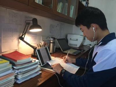 开学首日，深圳实验学校初中部的网课体验不一般