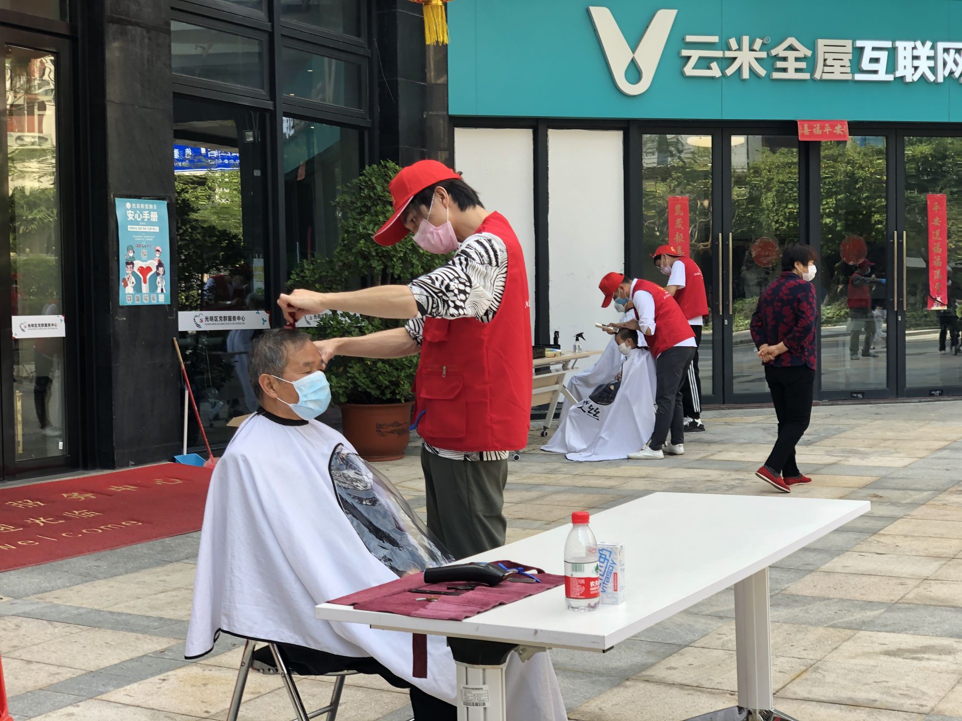 光明街道爱心“义剪”暖人心