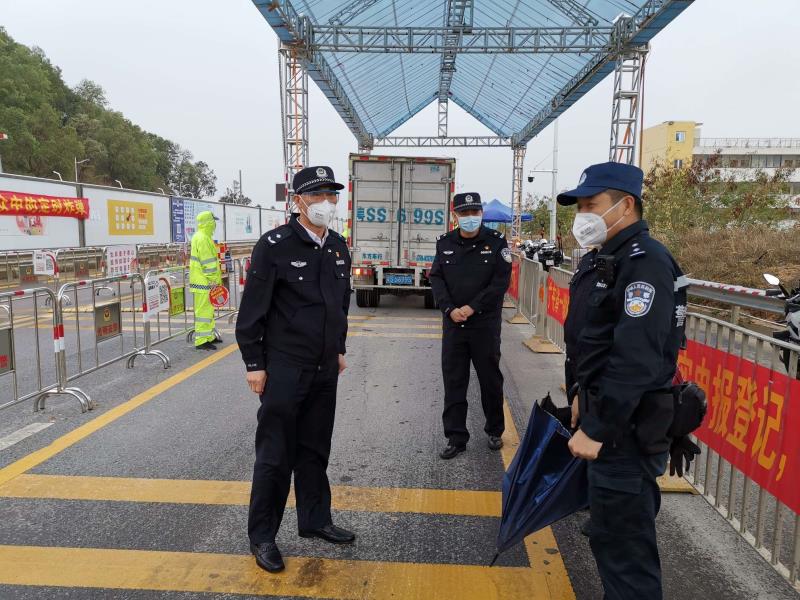 寒潮来势汹汹光明警方落实御寒工作让“疫”线更有温度  