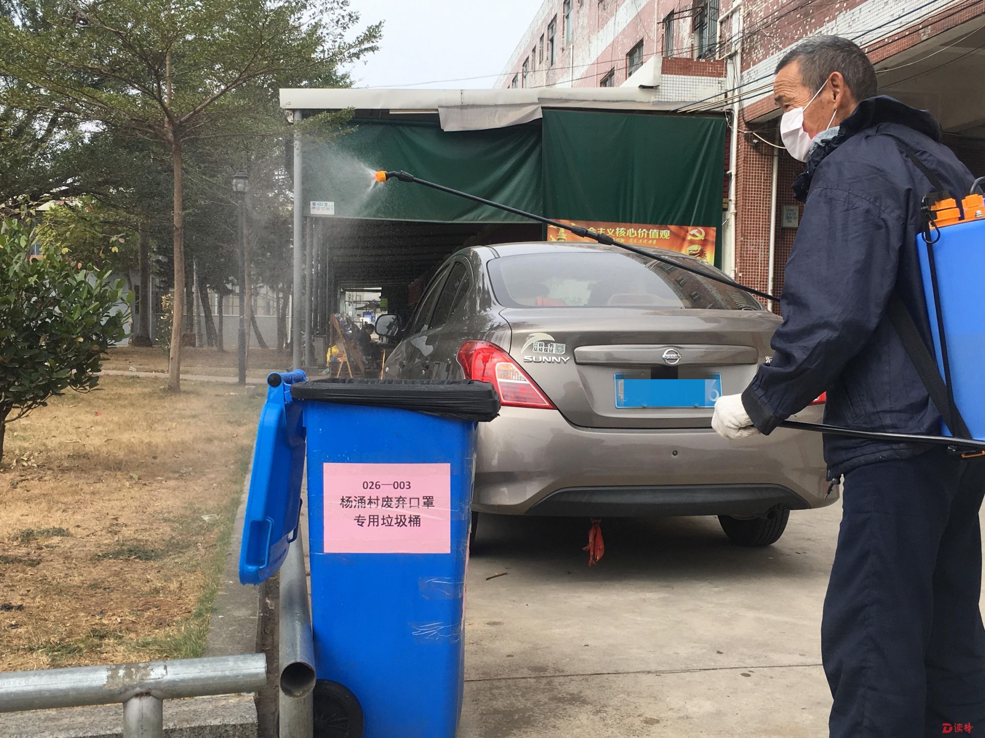 东莞大朗每天收集废弃口罩焚烧，专人填写相关数据