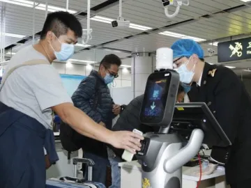 深圳海关“指尖健康申报”机器人在口岸上线运行，避免人与人接触