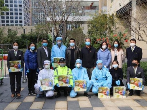 （重稿）西丽街道联合关爱基金会给医学观察家庭送“关爱蔬菜包”