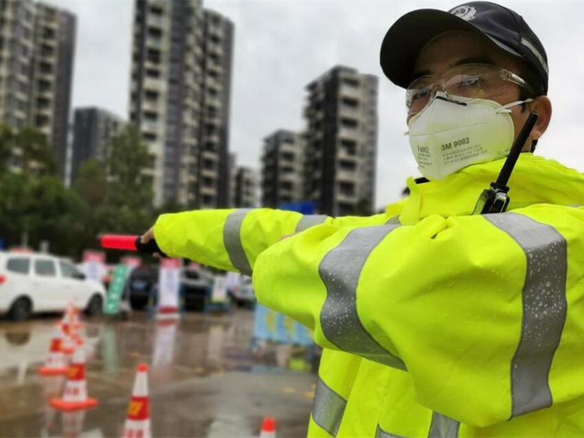 深圳交警公布受捐电话后 48个检疫点有帐篷了！