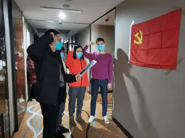 读特记者直击武汉战疫 | 在战疫一线，他们举起右拳念出铮铮誓言