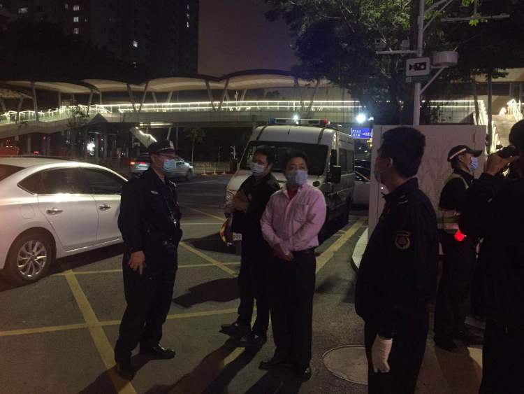 罗湖城管抗疫日记：这一夜，有人躺倒在地，有人翻墙而入