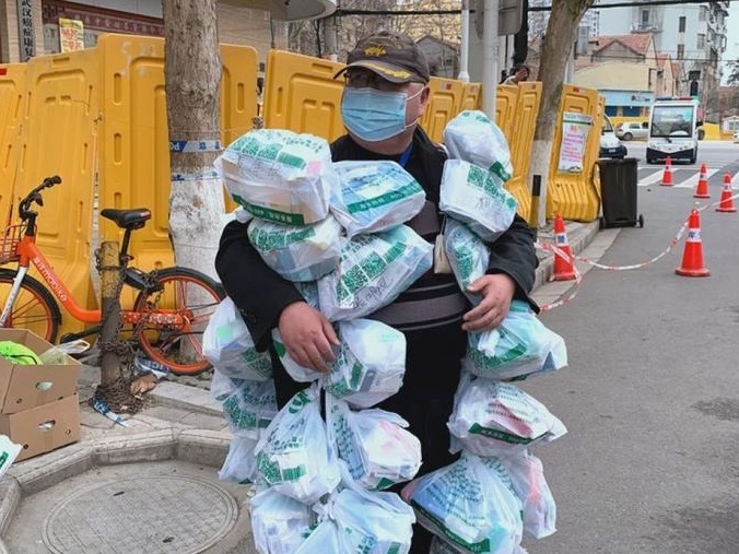 快评 | 向那些“挂满药袋的网格员”说声谢谢