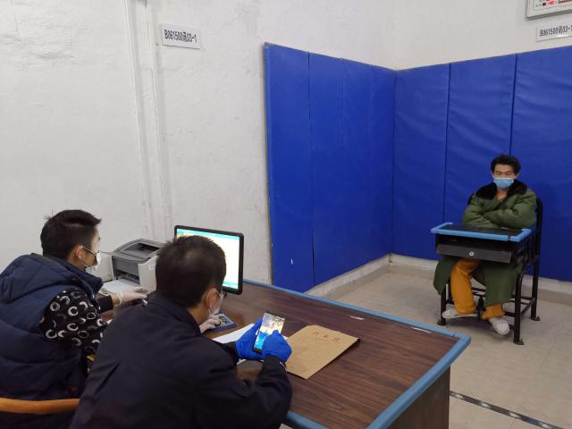 女子为买口罩16次给骗子打款，醒悟后约其当面拿钱并报警
