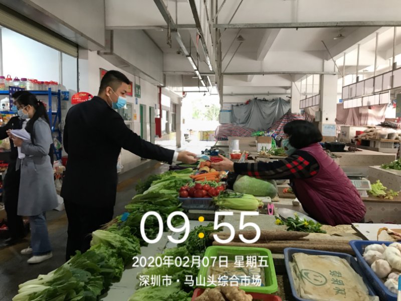 暖心！深圳光明监管局马田所执法人员给阿姨换上新口罩