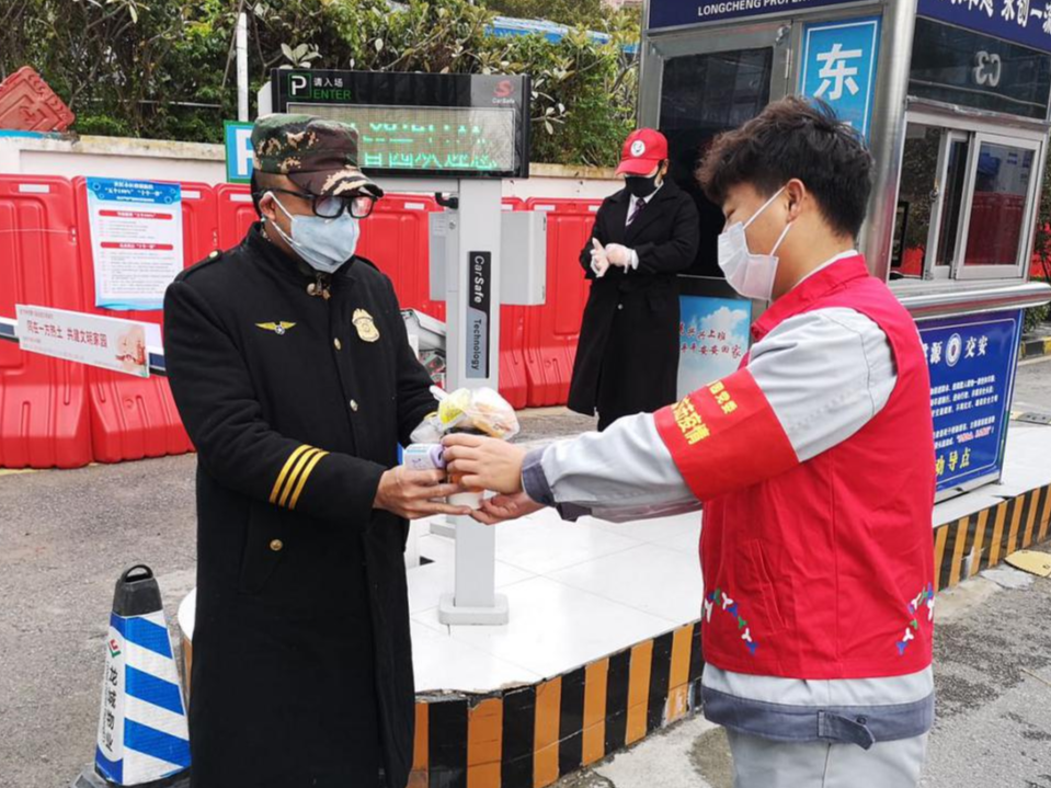 南山智园每天为园区工作人员送50份爱心早餐！